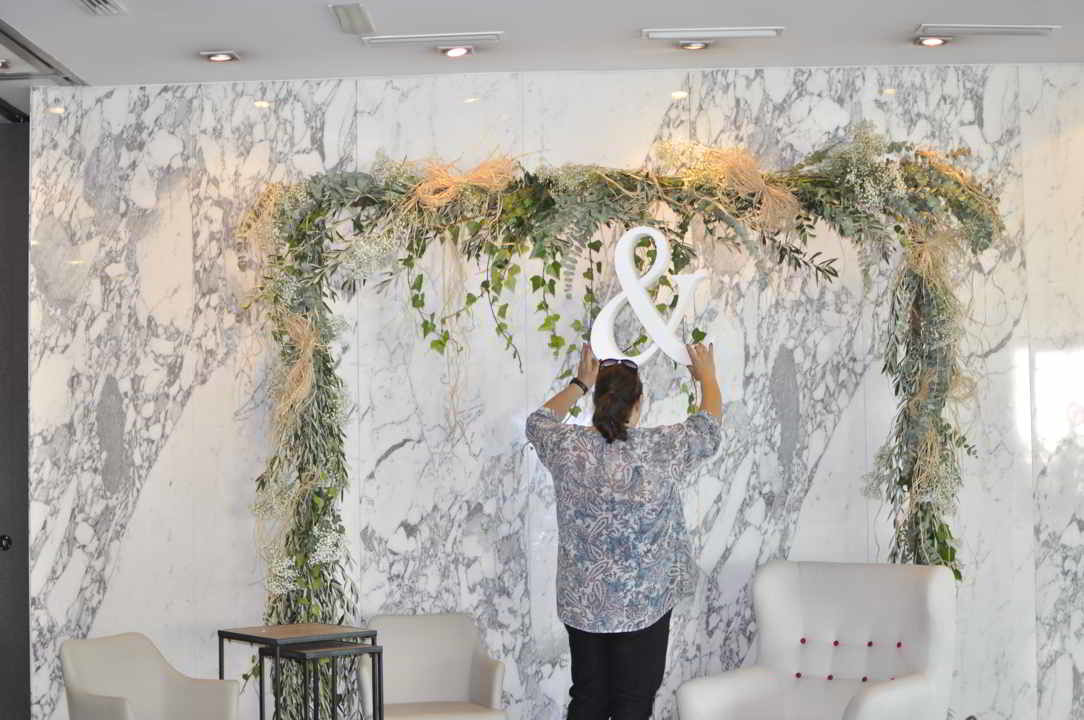 Clara realizando los últimos retoques nada más acabarlo.